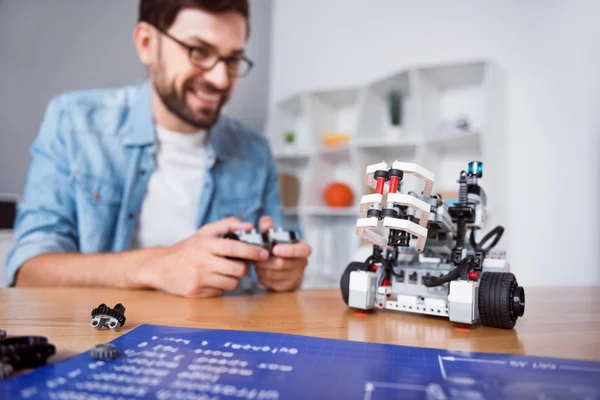 Hombre alegre prueba robot —  Fotos de Stock