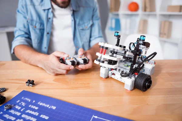 Aangename professionele man test robot — Stockfoto