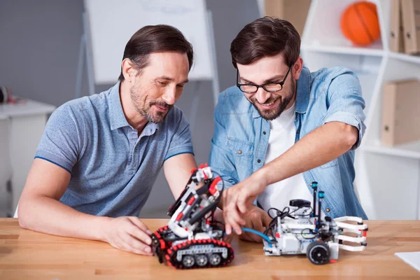 Compañeros encantados probando robot —  Fotos de Stock