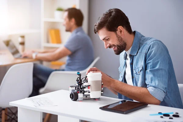 Hombre alegre prueba robot — Foto de Stock