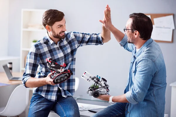 Positieve collega werkzaam op kantoor — Stockfoto