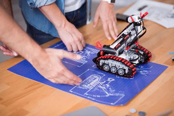 Colegas agradáveis construindo robô — Fotografia de Stock