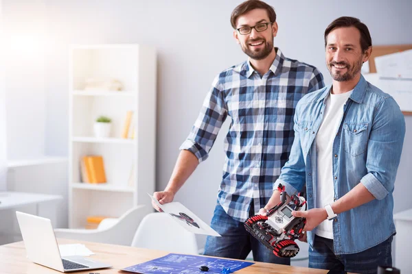 Colegas positivos construindo robô . — Fotografia de Stock