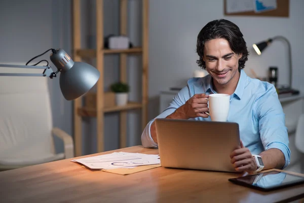 Inspired young good looking man using laptop. — Stock Photo, Image