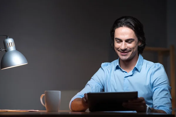 노트북에서 일하는 즐거운 양 남자 미소 . — 스톡 사진