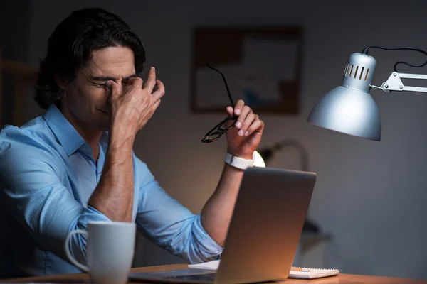 Fáradt ember használ a laptop — Stock Fotó