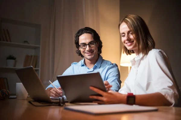 Joyful woman sharing ideas with her colleague — Stock Photo, Image