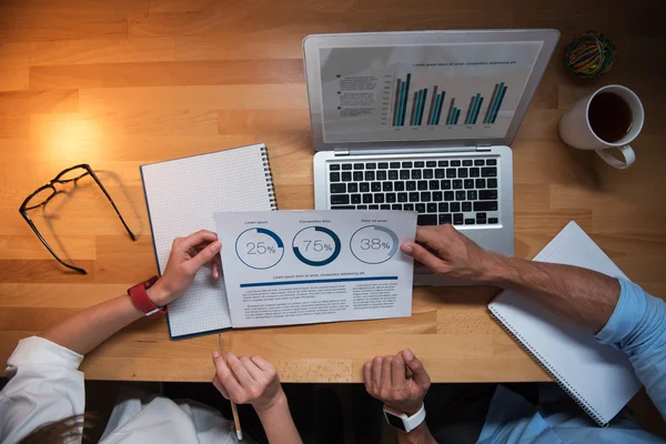 Colegas analisando seu trabalho bem sucedido — Fotografia de Stock