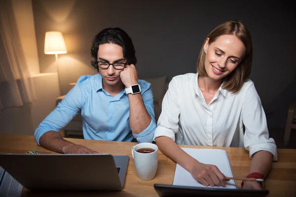 Kollegen arbeiten bis in die Nacht — Stockfoto