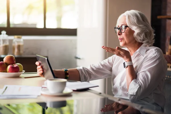 Oma communiceren met haar familie via skype — Stockfoto