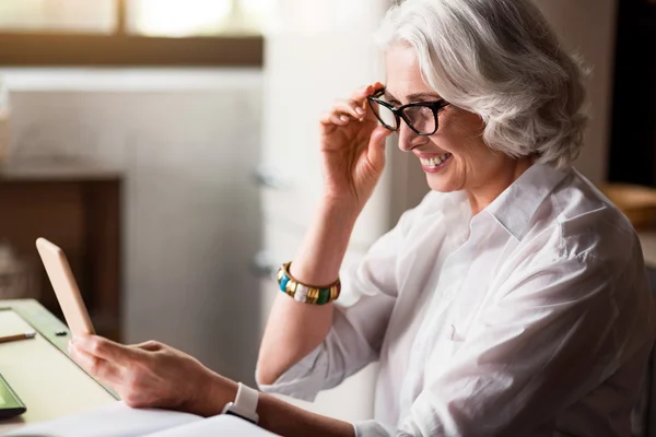 Var kaukasiska lady kontrollera hennes mobiltelefon — Stockfoto