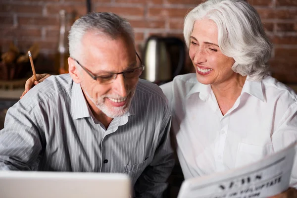 Elderly grey couple together at the laptop — Stock Photo, Image