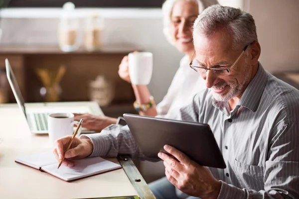 Familie ontbijt van bejaarde echtpaar in de keuken — Stockfoto