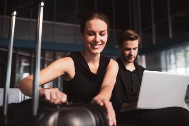 Gülümseyen kadın kocaman plastik çantasını açıyor.