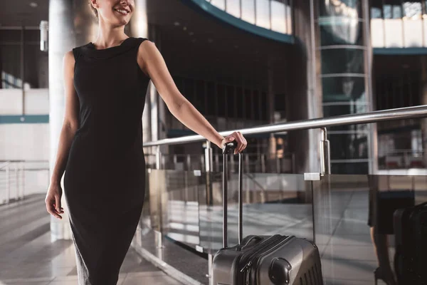 Frau trägt auf Geschäftsreise ein schwarzes Kleid — Stockfoto