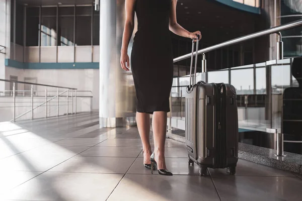 Frau läuft mit Koffer durch einen Bahnhof — Stockfoto