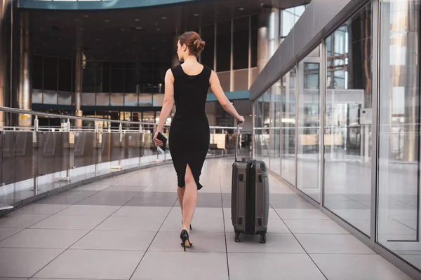 Élégante femme d'affaires marchant à travers le terminal de l'aéroport — Photo