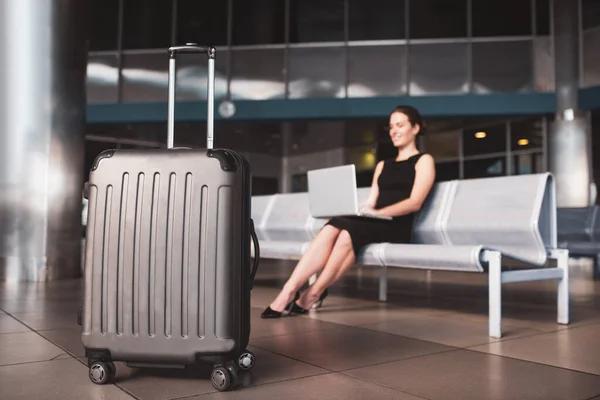 Frau arbeitet während des Wartens auf einen Flug mit einem Computer — Stockfoto