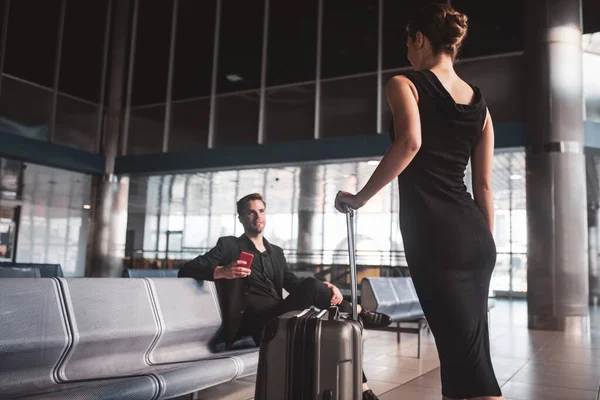 Man en vrouw ontmoeten elkaar op het vliegveld — Stockfoto