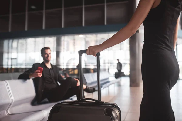 Hombre guapo esperando a una mujer en el aeropuerto —  Fotos de Stock