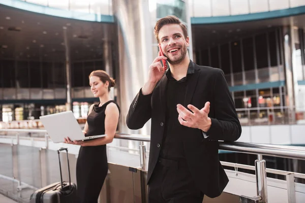 Sonriente hombre teniendo una conversación de negocios mientras viaja — Foto de Stock