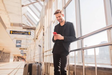 Adam uçuş beklerken arkadaşlarıyla mesajlaşıyor.