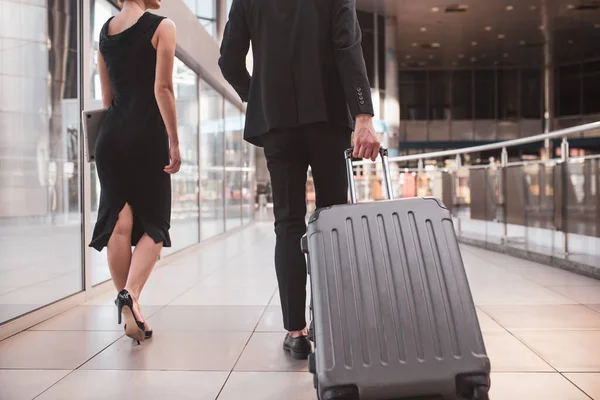 Mężczyzna i kobieta niosący bagaż na lotnisku — Zdjęcie stockowe