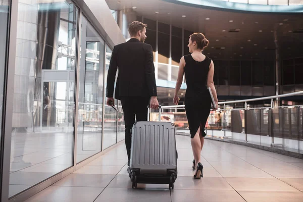 Mann und Frau reisen mit dem einzigen Koffer — Stockfoto