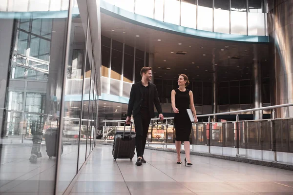 Homem e mulher que chegam ao aeroporto para a viagem de negócios — Fotografia de Stock