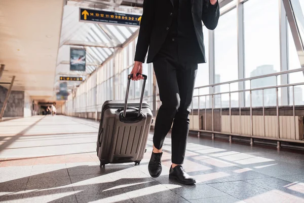 Mann trägt seinen Koffer durch den Bahnhof — Stockfoto