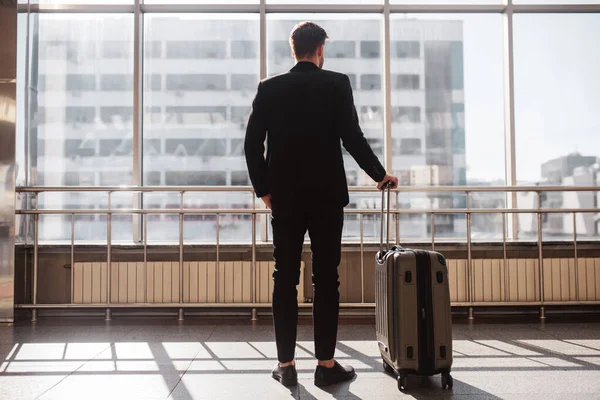 Homme se préparant à quitter l'aéroport — Photo