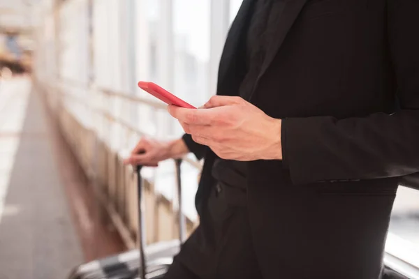 Man met behulp van zijn smartphone op de luchthaven — Stockfoto