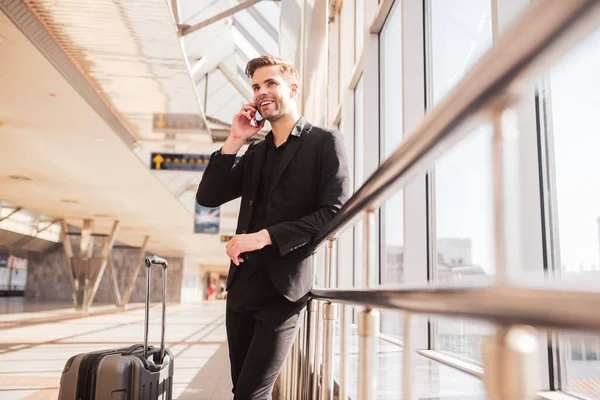 Muž, který telefonuje z letiště — Stock fotografie