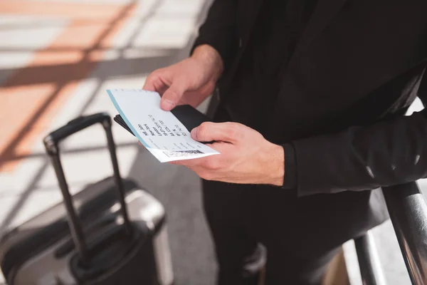 Seorang pria memegang boarding pass saat bepergian — Stok Foto