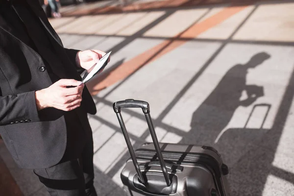 Mann bereitet sich mit seinem Koffer auf das Boarding vor — Stockfoto