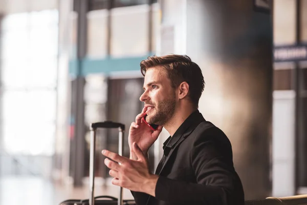 Man maakt een telefoontje op het vliegveld — Stockfoto