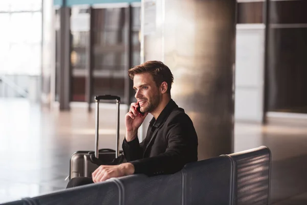 Muž mluví po telefonu na letišti — Stock fotografie