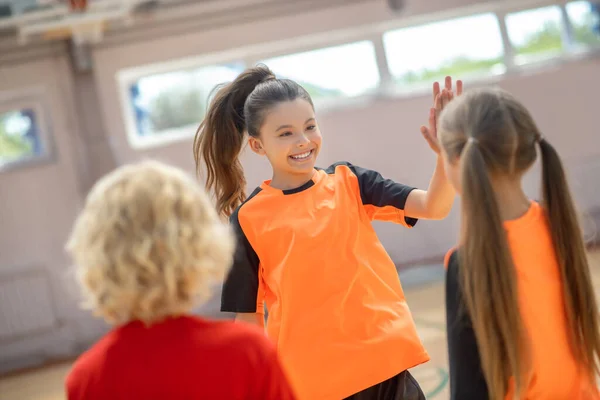 Niños en ropa deportiva brillante haciendo ejercicio en el gimnasio — Foto de Stock