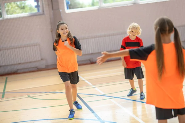 Niños en ropa deportiva brillante pasar tiempo en el gimnasio — Foto de Stock