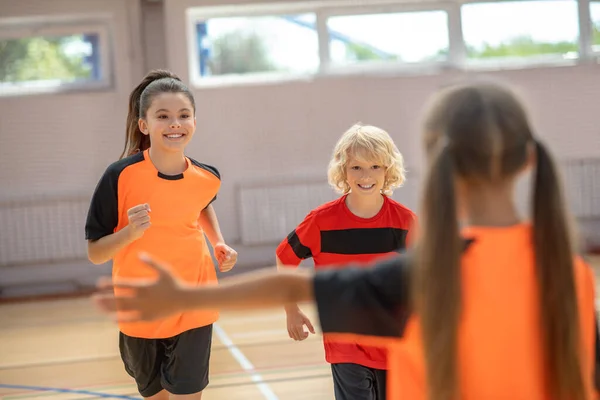 Niños en ropa deportiva brillante sintiéndose emocionados en el gimnasio — Foto de Stock