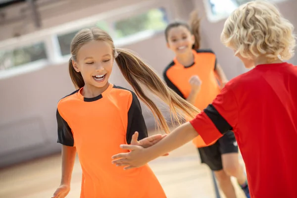 Niños en ropa deportiva brillante sintiéndose bien en el gimnasio — Foto de Stock