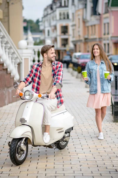 Bir kadın motosikletli sevgilisine kahve getiriyor. — Stok fotoğraf