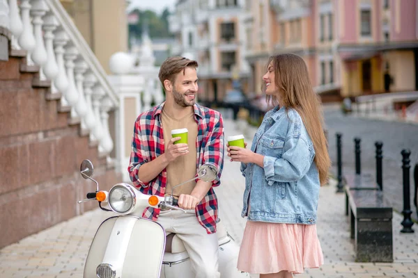 Uomo e donna bere caffè mattina all'aperto — Foto Stock