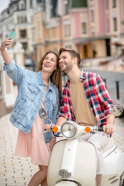 Mujer tomando una selfie con su novio —  Fotos de Stock