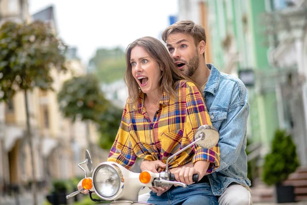 男人和女人一起开摩托车 — 图库照片