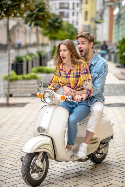 Homem ensinando uma mulher a andar de scooter — Fotografia de Stock
