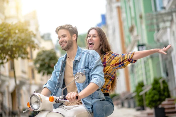 Homme et femme appréciant monter un scooter — Photo