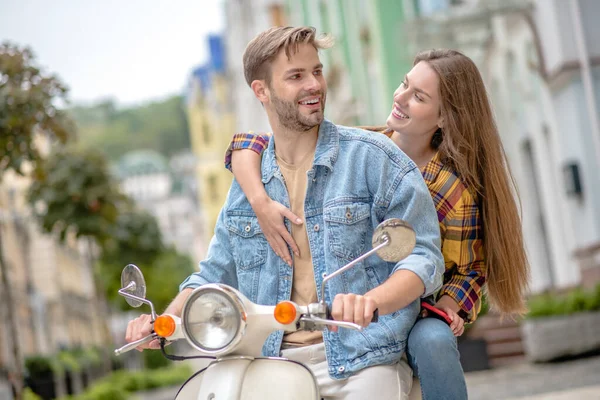 Donna godendo di cavalcare uno scooter con un uomo — Foto Stock