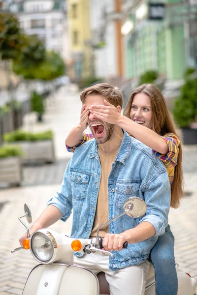 Frau schließt beim Rollerfahren die Augen — Stockfoto