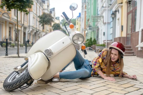 Mujer cayendo de la scooter mientras que tener un primer paseo — Foto de Stock